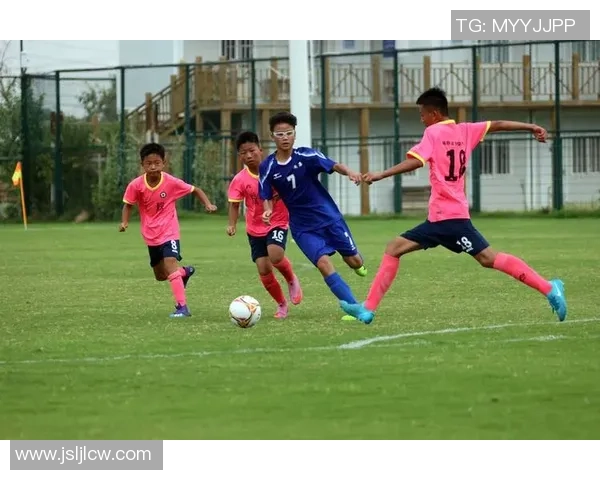 仿真球星携手绿茵赛场畅享智慧足球新时代