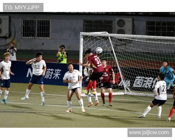 岁月定格绿茵传奇足球画框再现老球星风采永恒记忆