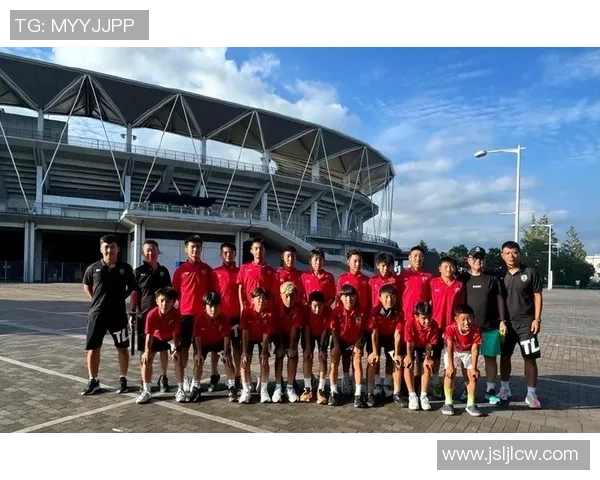 日本足球球星秀闪耀绿茵场展现非凡技艺与拼搏精神