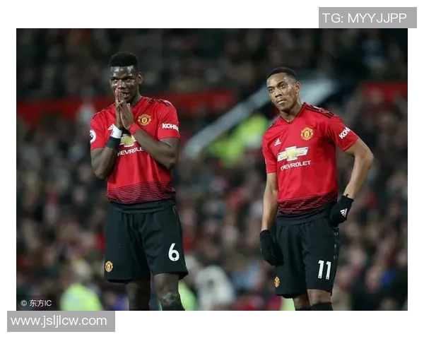 曼联球星足球风采展现：从红魔传奇到当代新星的竞技之旅