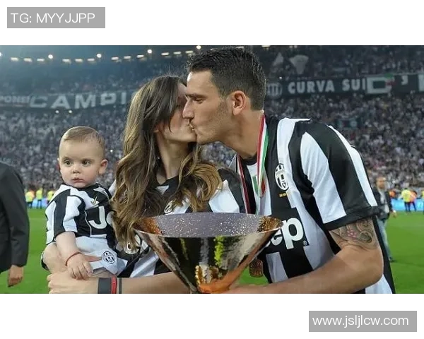 某球星与爱猫携手共踢足球展现另类默契精彩瞬间