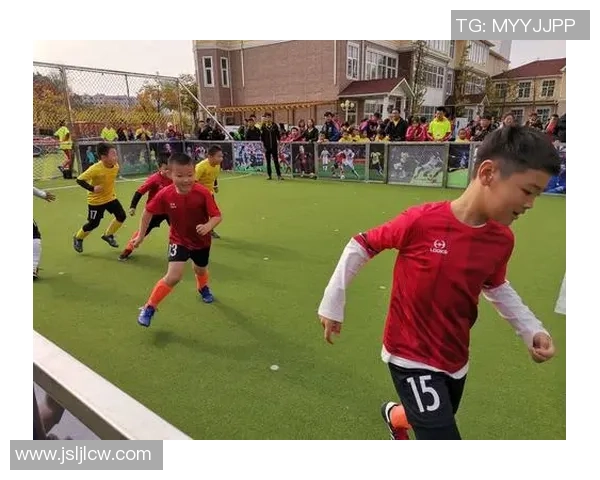 男足球星童年成长故事揭秘他们如何从稚嫩少年走向绿茵赛场闪耀舞台