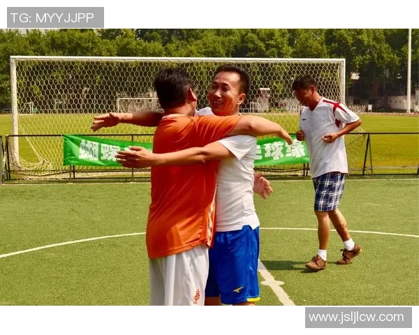 足球星蝴蝶的传奇故事与绿茵场上闪耀的非凡人生轨迹